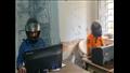موظف الحكومة بالهند مرتدي خوذة والصور من موقع news nine