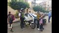 رجال الشرطة يستقبلون التلاميذ على بوابات مدارس بورسعيد