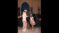تامر حسني فور وصوله دبي مع ابنته تاليه