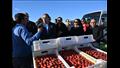 رئيس الوزراء يتفقد مزرعة شركة عنبر للصناعات الغذائية بالنوبارية (9)