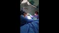 الدكتور أيمن سالم أثناء إجراء إحدى العمليات الجراحية المعقدة في مستشفى الزقازيق العام