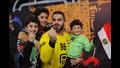 كريم هنداوي يحتفل بعد أبنائه بالفوز بكأس الأمم الإفريقية لكرة اليد (4)