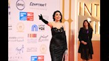 أطلت الفنانة مني ممدوح بإطلالة جريئة، إذ ارتدت فستانا طويلا باللون الأسود مزود بفتحة ساق جريئة.