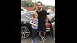 محمد صلاح يلتقط صورة مع أحد المشجعين بجانب سيارته