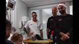 محمد صلاح يزور مع لاعبي ليفربول مستشفى للأطفال لدعمهم والاحتفال معهم بالكريسماس 