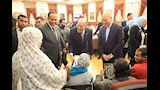 محافظ القاهرة ووزير العمل يسلمان 90 عقد عمل للمواطنين (2)