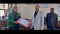 مديرة المدرسة تقدم هدية لمعلم اللغة العربية
