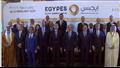 الرئيس السيسي يتوسط صورة تذكارية قبل افتتاح مؤتمر 
