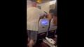راكب يتعدى على مضيفة طيران على متن طائرة ( فيديو)