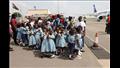 الأطفال يستقبلون الأهلي في مطار  كوماسي وطائرة مصر للطيران في الخلفية