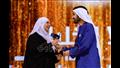 السيدة فتحية تتسلم الجائزة من حاكم دبي