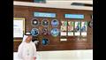 عدنان الرئيس أمام لوحة رواد الفضاء الإماراتيين والمهام الفضائية القادمة 