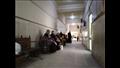 أهالي ينتظرون زيارة ذويهم  بإحدى مستشفيات الولادة بالإسكندرية (1)