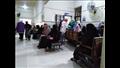 أهالي ينتظرون زيارة ذويهم  بإحدى مستشفيات الولادة بالإسكندرية (2)