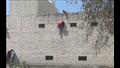  أشخاص يتسلقون جدار مدرسة لتمرير أوراق الغش للطلاب