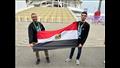 حسام شاذلي ومحمد عمر أحد سفراء التعليم النووي الروسي يرفعان علم مصر في مهرجان شباب العالم في سوتشي 2