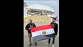 حسام شاذلي ومحمد عمر أحد سفراء التعليم النووي الروسي يرفعان علم مصر في مهرجان شباب العالم في سوتشي