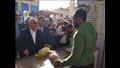 محافظ بورسعيد يشيد بانخفاض الأسعار بمعرض أهلا رمضان (8)