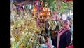 إقبال على الزينة والفوانيس والياميش في سوق السيدة زينب رغم الأسعار