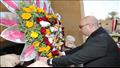 محافظ بني سويف يضع أكليل الزهور على النصب التذكاري للشهداء