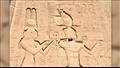 الهيروغليفية والنقوش المصرية تظهر كليوباترا وابنها قيصرون.. من معبد حتحور