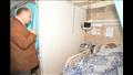 محافظ أسيوط يوزع هدايا العيد على المرضى بالمستشفيات