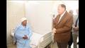 محافظ أسيوط يوزع هدايا العيد على المرضى بالمستشفيات