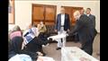 محافظ بني سويف يعايد الأشقاء الفلسطينيين في مستشفى