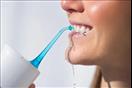 طبيب يحذر: تنظيف الأسنان بهذه الأجهزة يهدد اللثة 