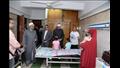 وفد من الأوقاف والكنيسة يزور المصابين الفلسطينيين بمستشفيات جامعة أسيوط (37)