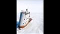 سفينة مجمدة في البحر الجليدي