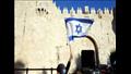 مستوطنون يرفعون علم إسرائيل خلال اقتحامهم المسجد ا