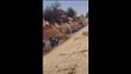 مواطنون يجمعون السولار بعد تسريب في خط مواسير المنيا