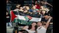 الجماهير الأسترالية تحمل العلم الفلسطيني