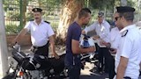 ضبط مخالفة  دراجة نارية لعدم ارتداء الخوذة        