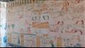 رسوم تظهر سيدات وملابسهن والتاتو على جدارن مقبرة مير
