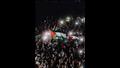 الجماهير تحمل الأعلام الفلسطينية من حفل ماكليمور