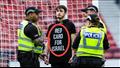 شاب يدعم فلسطين في تصفيات كأس الأمم الأوروبية للسيدات 