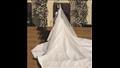  ارتدت العروس فستانا أبيض مزود بإكستنشن