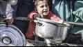 طفلة فلسطينية تنتظر الطعام