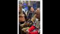 رجل يحمل ثعابين داخل عربة مترو.. ورد فعل غريب من الركاب (فيديو)