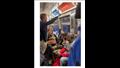 رجل يحمل ثعابين داخل عربة مترو.. ورد فعل غريب من الركاب