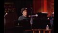 مايكل إسكندر يمارس هوايته بعزف البيانو