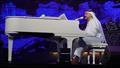 حسين الجسمي يعزف على البيانو