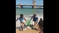 إلقاء أكياس بلاستيك بمياه البحر (4)