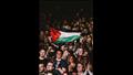 الجماهير ترفع علم فلسطين في حفل ماكليمور