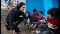 أنجلينا جولي مع الأطفال السوريين بأحد المخيمات