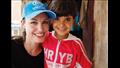 أنجلينا جولي مع أحد الأطفال اللاجئين