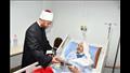 وزير الأوقاف يهدي نسخًا من كتاب الله لمرضى بمستشفى الدعاة (2)