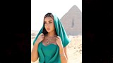 هنا الزاهد أمام الأهرامات 